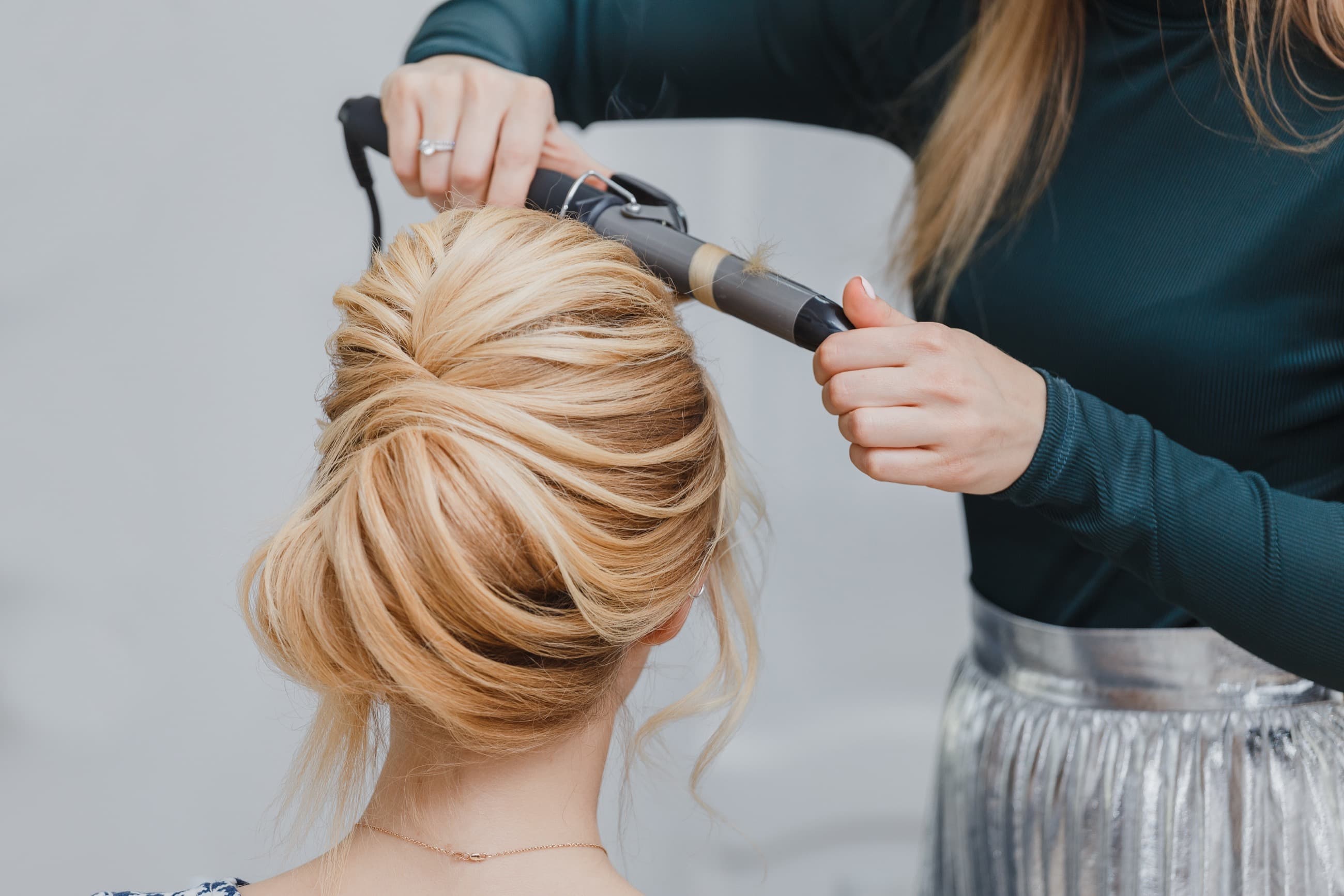 Hair styling με curling iron στο BIZARRE